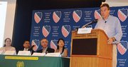 RESPUESTAS. El senador Mark Warner participó en un foro el domingo 28.