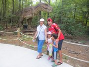 Visitantes de Dinosaurs Alive del parque temático Kings Dominion, en Doswell, Virginia, el viernes 19 de julio de 2013.