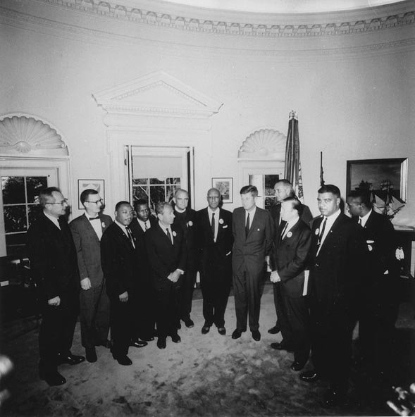 El presidente John Fitzgerald Kennedy (centro) apoyó la Marcha de Washington.