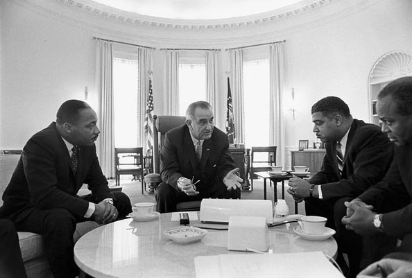 Luther King Jr. (izq.) en una reunión con el presidente Lyndon Johnson. King fue el líder de la lucha por los derechos civiles.