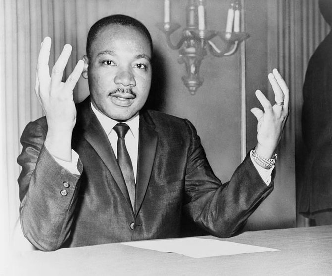 King Jr. comenzó su activismo pro derechos civiles en 1955, liderando una protesta contra los buses segregacionistas en Georgia.