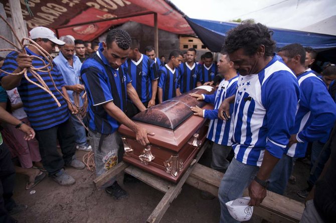 Amigos de Darling Adriel Valle cargan su féretro en su natal Suyatal, Honduras.