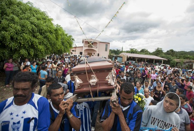 Fue el final de un viaje hacia un destino mejor, que se truncó para Darling Adriel Valle. Pero en "La Bestia" la tragedia es cotidiana: según datos de la National Human Right Comission, el 80 por ciento de estos viajeros son asaltados o robados, el 60 por ciento de las mujeres violadas. Y ocurren al año cerca de 11.000 secuestros extorsivos de pasajeros por parte de grupos narco que luegon piden rescate a los familiares.