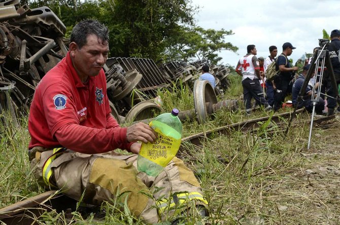 Un miembro de Protección Civil el miércoles 28 de agosto de 2013, durante los trabajos de búsqueda de cuerpos en la zona donde ocurrió el accidente de "La Bestia".