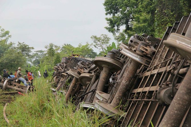 "La Bestia" es un tren de carga mexicano, cuya ruta cmienza en Chiapas, al sur del país. Sirve como transporte para miles de inmigrantes que buscan llegar a Estados Unidos. Por su extrema peligrosidad también se lo conoce como "El tren de la muerte".