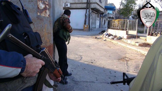 Desde el inicio de las protestas, el gobierno respondió con una dura represión. Miles fueron detenidos en Daraa, Damasco y Homs, las principales ciudades. Esto generó la formación de una oposición armada, que hoy acecha en forma de guerrillas. Desatando una guerra civil que ya se ha cobrado miles de víctimas.