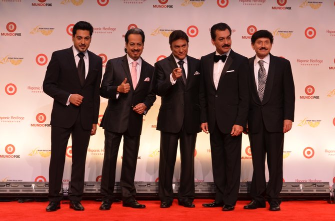 Los Tigres del Norte, de los galardonados de la noche.