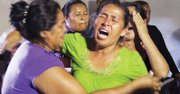 DOLOR. Familiares de Darling Adriel Valle, una de las víctimas.