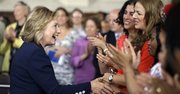 ARCHIVO- En imagen del 9 de julio de 2013, la ex secretaria de Estados Hillary Clinton se reúne con asistentes al simposio del proyecto de Mujeres en el Servicio Público, celebrado en el Colegio Bryn Mawr, en Pensilvania. Pese a las afirmaciones de que la ex funcionaria planea alejarse de la política, Clinton tiene una agenda pública similar a la de cualquiera que se prepara para buscar la candidatura presidencial. (Foto de AP/Matt Rourke)