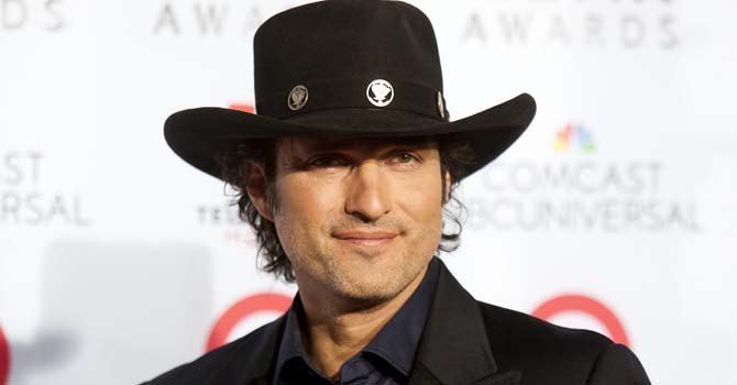 Rodríguez, con su característico sombrero tejano, recibió el premio Anthony Quinn a la excelencia en su trayectoria gracias a títulos como "El Mariachi", "From Dusk Till Dawn" y la franquicia "Spy Kids", películas en las que integró rostros, historias y temas latinos para el público estadounidense.  