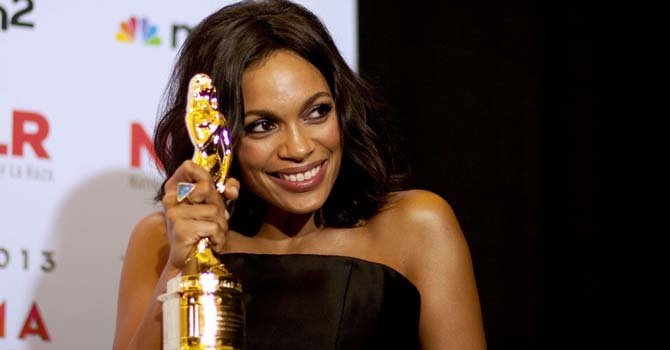   "Tenemos ahora una oportunidad de escribir la historia de mañana", afirmó Rosario Dawson provocando los aplausos del público. "En el futuro contaremos que en 2013 luchamos a muerte para aprobar una reforma migratoria integral", agregó la protagonista de títulos como "Sin City" (2005) y "Unstoppable" (2010), quien se emocionó recordando cómo los trabajadores comunitarios eran sus héroes de joven.