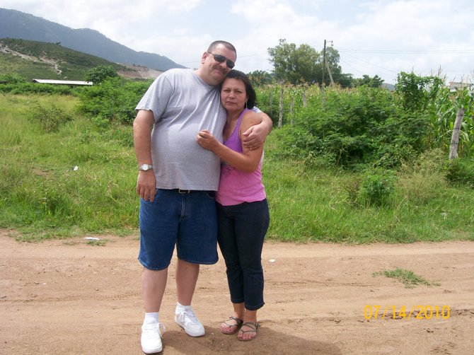 Gerard Sehrer y Nelly Meléndez, durante uno de los viajes del esposo a Honduras, donde se encuentra su esposa desde 2006 sin poder regresar a Estados Unidos por una ley que la castiga al haberse quedado más de 12 meses en EE.UU. indocumentada.