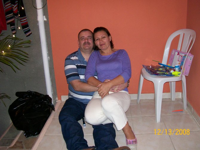 Gerard Sehrer y Nelly Meléndez, durante uno de los viajes del esposo a Honduras, donde se encuentra su esposa desde 2006 sin poder regresar a Estados Unidos por una ley que la castiga al haberse quedado más de 12 meses en EE.UU. indocumentada.