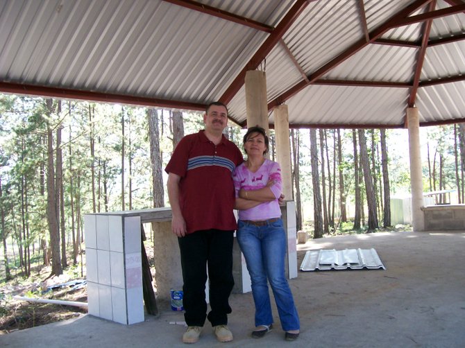 Gerard Sehrer y Nelly Meléndez, durante uno de los viajes del esposo a Honduras, donde se encuentra su esposa desde 2006 sin poder regresar a Estados Unidos por una ley que la castiga al haberse quedado más de 12 meses en EE.UU. indocumentada.