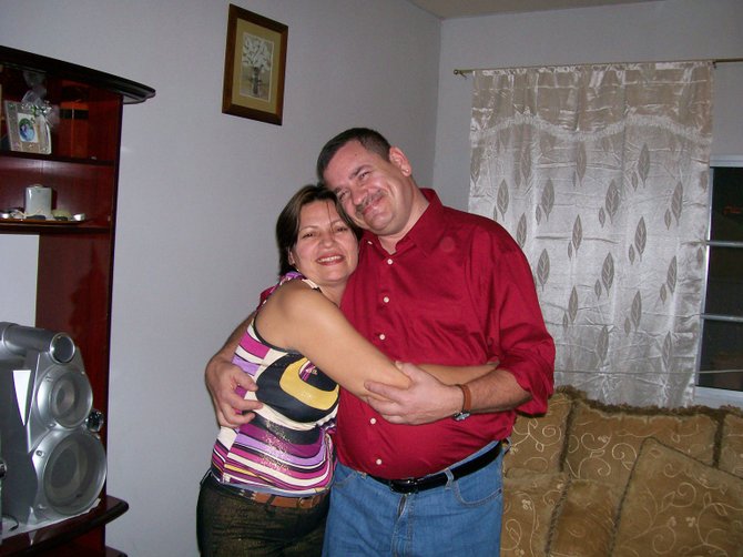 Gerard Sehrer y Nelly Meléndez, durante uno de los viajes del esposo a Honduras, donde se encuentra su esposa desde 2006 sin poder regresar a Estados Unidos por una ley que la castiga al haberse quedado más de 12 meses en EE.UU. indocumentada.