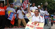 Gustavo Torres, de CASA de Maryland (der.) es uno de los líderes que se han pronunciado contra las órdenes ejecutivas de Trump.