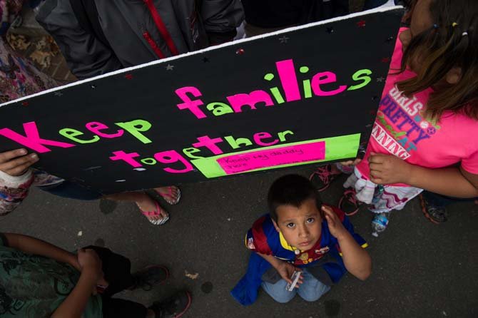 Brandon López, de 7 años, observa cómo son arrestados algunos manifestantes a favor de la reforma migratoria el 8 de octubre en el Mall de DC.