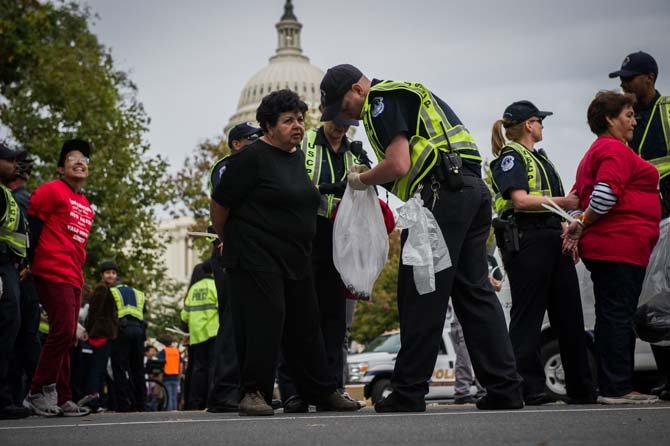 La delegada estatal de Maryland, Ana Sol Gutiérrez, en el momento de ser arrestada por cometer desobediencia civil durante la marcha en favor de la reforma migratoria el 8 de octubre ante el Capitolio de Washington, DC.