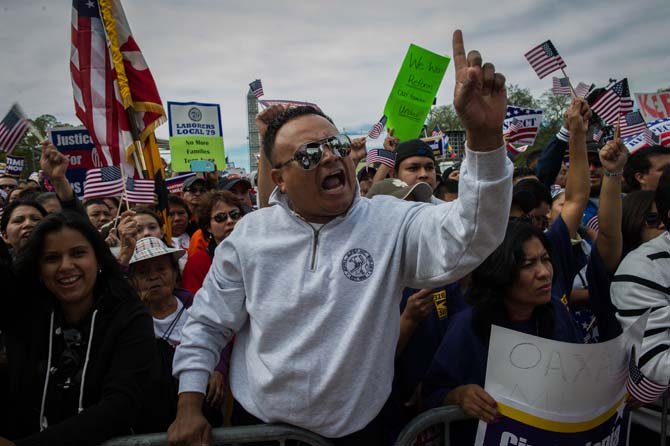 El salvadoreño Alexander Cáceres, de Silver Spring, Maryland, acudió a la marcha del 8 de octubre en Washington, DC, para expresar su solidaridad con las familias inmigrantes y para posicionarse a favor de la reforma migratoria.