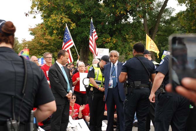 El legislador demócrata por Nueva York, Charles Rangel es arrestado por desobediencia civil durante la marta en favor de la reforma migratoria el 8 de octubre en el Mall de Washington.