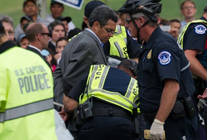 El director de CASA de Maryland, Gustavo Torres, es arrestado el 8 de octubre por cometer desobediencia civil durante la marcha en favor de la reforma migratoria en Washington, DC.