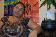 Juana Miranda sana sus heridas y ayuda a otras mujeres.