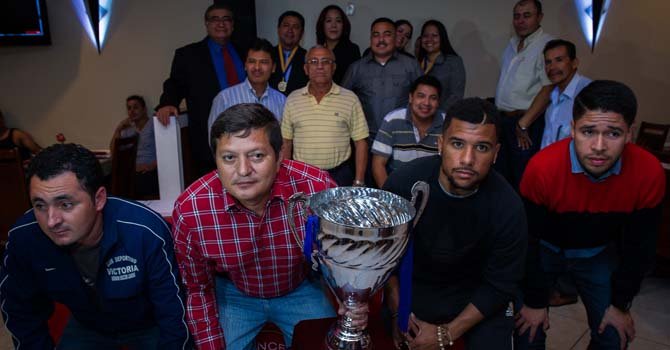 El Club Deportivo Victoria, campeón 2013 del torneo Avianca- Univision del fútbol local en el área de Washington, DC, posan con la copa. En la Foto: Denis Aguirre, futbolista, Nelson Flores, Director Técnico, Jonathan Orlando, máximo goleador, y Junior Benitez, Presidente del Club. Al fondo observan los organizadores del torneo.