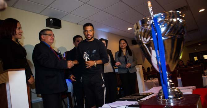 Jonathan Orlando (centro) recibe de manos de Elias Polio el trofeo al goleador del torneo Avianca-Univision