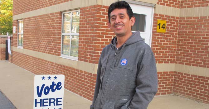 El salvadoreño Salvador Zavala votó en la Samuel W. Tucker Elementary Scholl de Alexandria, Virginia.
