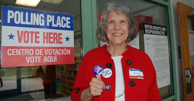 Adrianne Bustamente de Nuevo México, votó en el precinto 43 de Arlington.