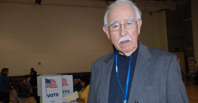 John Louis García, de Nuevo México, estuvo a cargo de la dirección del precinto 501 de Falls Church.
