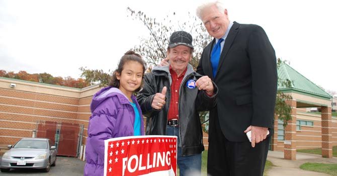 El puertorriqueño Juan Ramón Vargas votó acompañado de su nieta Briana Ávalos de 10 años, en el precinto 43 de Arlington. A la salida se encontró con el congresista Jim Moran.