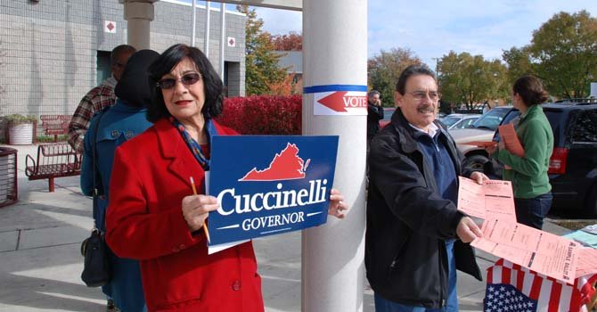 Theresa Speake y Manuel Rosales, representantes activos del Partido Republicano en el precinto 501 de Falls Church.