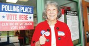 RESPONSABLE. Adrianne Bustamante, nacida en Nuevo México fue una de las primeras en votar el martes 5 en la escuela primaria Campbell.