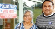 MADRE E HIJO. Marcia Fuentes y su hijo Alan Lainez, ambos de Honduras, dicen que siempre votan por los candidatos “a favor de los inmigrantes”.