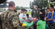 AYUDA. Marines de Estados Unidos ofrecen socorro en Tacloban.