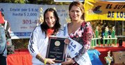 ORGULLO. Ivonne Ramón, reina de la Liga de Langley Park, hace entrega, el día 3, de un reconocimiento a Bertha Cifuentes.