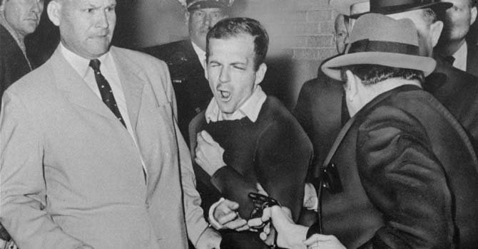 TIRO. Ruby le dispara a Oswald el 24 de noviembre DE 1963.