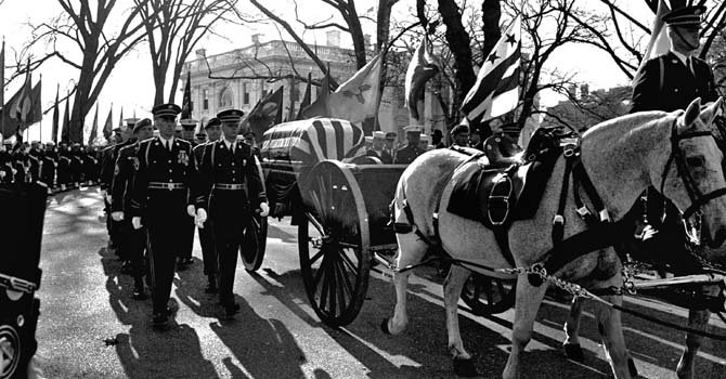 ÚLTIMO VIAJE. El féretro de JFK deja la Casa Blanca y se dirige al Capitolio el domingo 24 de noviembre de 1963.