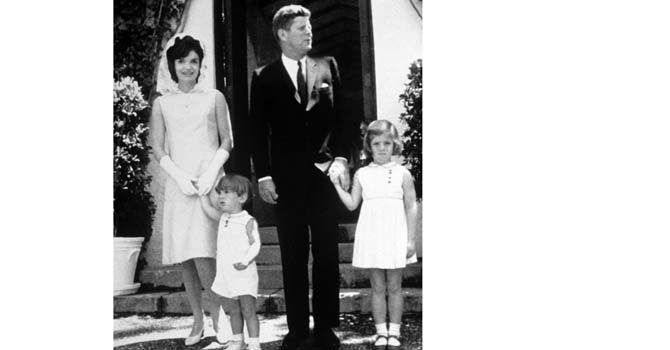 Palm Beach , 01/06/1963.- John F Kennedy junto a su esposa Jacqueline, y sus hijos John - John y Caroline después de asistir a una misa privada, el Domingo de Pascua. Según un anuncio de la Casa Blanca la señora Kennedy espera un bebé para a agosto.