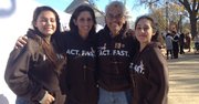 FAMILIA. Eliseo Medina con, de izq a der. su nieta Maya, de 17 años, de San Diego y sus hijas, Elena, de Los Ángeles y Lupita de DC, el martes 19.