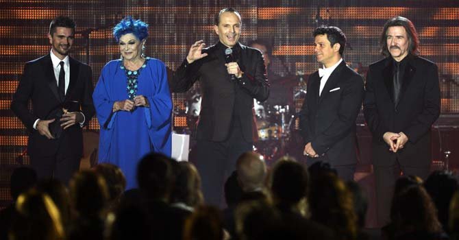 El cantante español Miguel Bosé (c) pronuncia unas palabras acompañado por su madre Lucía Bose (2ª izq), el cantante colombiano Juanes (izq), el cantante y compositor español Alejandro Sanz (2º dcha) y el director de orquesta español Luis Cobos (dcha) durante la gala en la que le hicieron entrega del premio "Persona del Año" de la Academia Latina de la Grabación celebrada en el Mandalay Bay Resort and Casino de Las Vegas, Nevada (Estados Unidos) el 20 de noviembre de 2013. EFE/Paul Buck