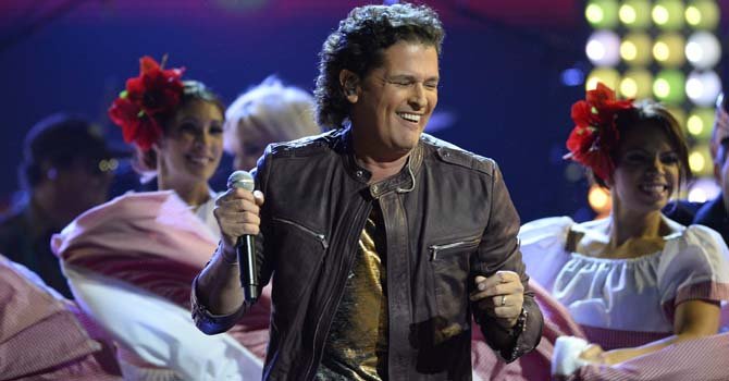 El colombiano Carlos Vives se alzó como el gran triunfador de la 14 edición de los Grammy Latino al obtener tres galardones: mejor canción del año, mejor canción tropical (ambos por "Volví a nacer") y mejor álbum de fusión tropical ("Corazón profundo").