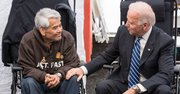 DC. Eliseo Medina recibe en la carpa de ayuno al vicepresidente Joe Biden.