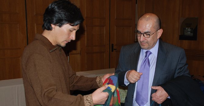 El conocido doctor Elmer Huerta aprovechó en comprar productos de alpaca a productores del Cusco.