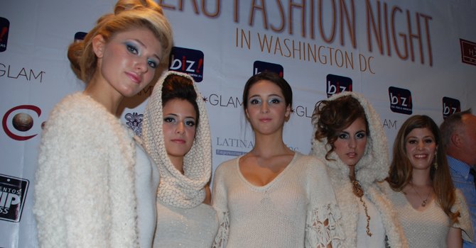 Modelos lucen diseños de alpaca.