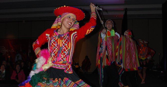 Los bailes destacaron las tradiciones peruanas.