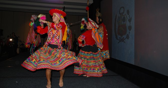 Ante la mirada del Inca, las danzas peruanas animaron el Peru Fashion Night.