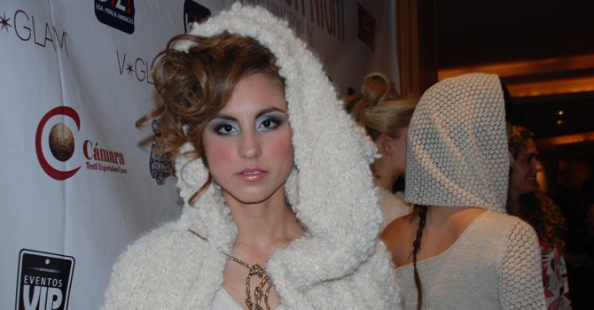 Andreína Rodrí, de padres de España y Bolivia, lució un diseño de Varignia García que calificó como “súper calientito” y “fashionable”.