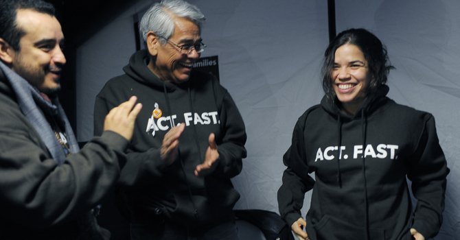 La actriz América Ferrera visitó el miércoles 11 de diciembre al activista Rodolfo López (izq.) que cumple un ayuno de tres semanas y al Eliseo Medina, que ayunó por 22 días.